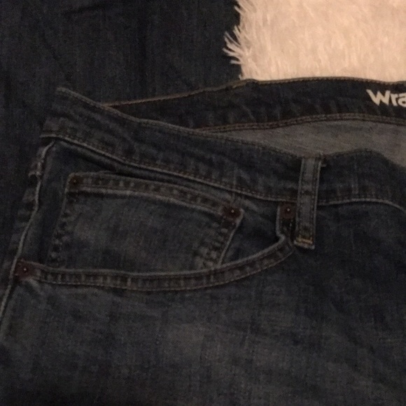 Wrangler 38 x 30 Regular Fit Dark Wash Jeans - Picture 7 of 8